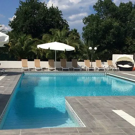Spacious With Pool